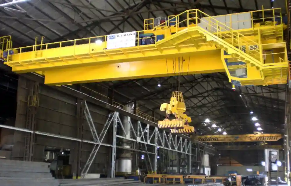 El puente está en funcionamiento, mostrando su capacidad para mover grandes materiales a lo largo de la instalación.