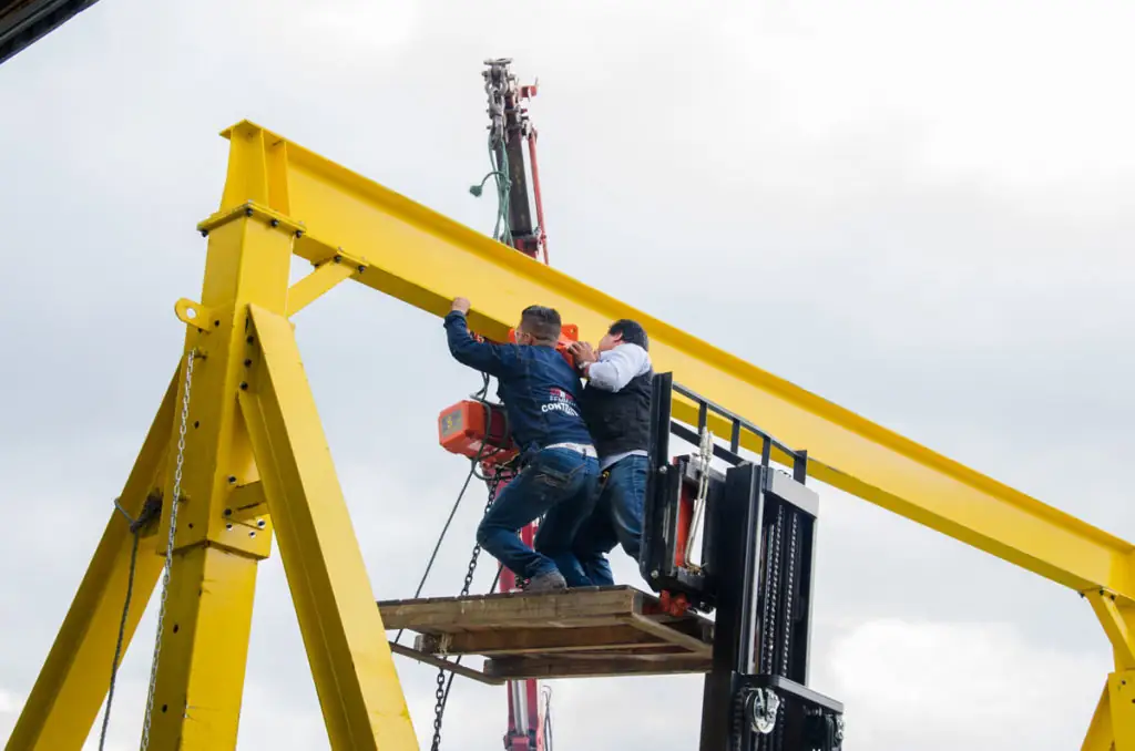 asegurando componentes del sistema de grúa durante el proceso de reparación de puente grúa