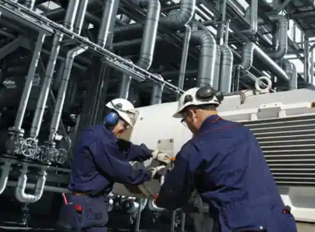 Técnicos realizando mantenimiento correctivo en un equipo industrial