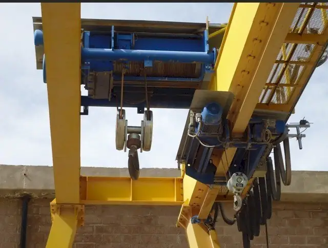 reparación de un puente grúa,incluyendo el motor y sistema de cables.